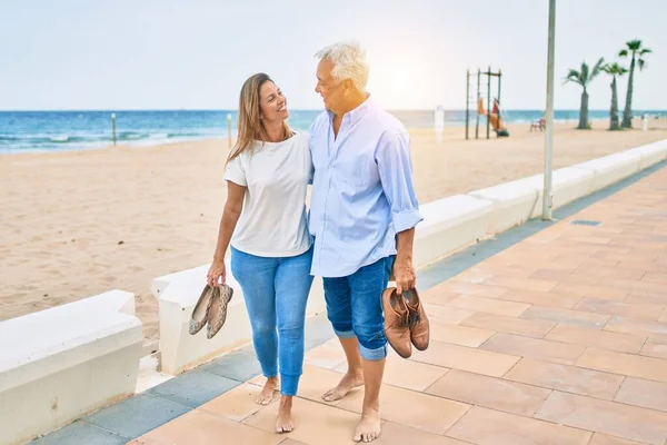 Medioevo Coppia Ispanica Sorridente Felice Abbracciando Piedi Lungomare — Foto Stock