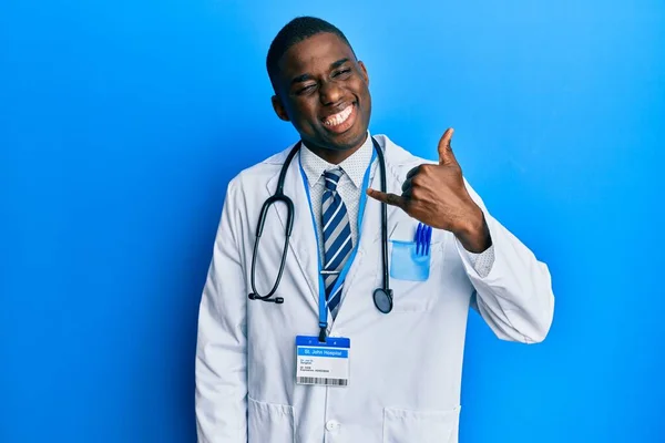 Mladý Africký Američan Uniformě Lékaře Usmívá Gestikuluje Rukama Prsty Jako — Stock fotografie