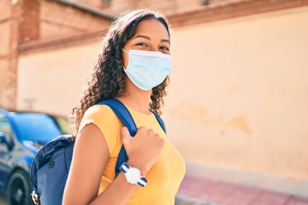 Νεαρή Αφροαμερικανή Φοιτήτρια Που Φοράει Ιατρική Μάσκα Και Περπατάει Στο — Φωτογραφία Αρχείου