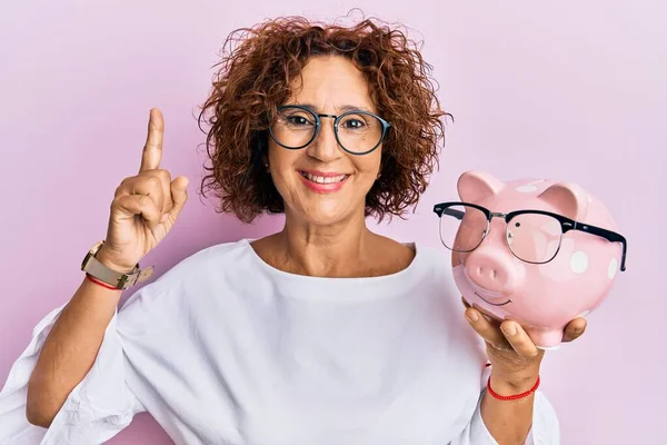 Vacker Medelålders Mogen Kvinna Håller Spargris Bank Med Glasögon Förvånad — Stockfoto