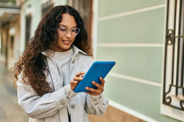 Ung Latinamerikansk Kvinna Ler Glad Med Pekplatta Stan — Stockfoto