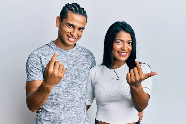 Gündelik Giysiler Giyen Genç Latin Çift Buraya Kol Hareketi Yaparak — Stok fotoğraf