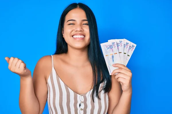 Joven Hermosa Asiática Sosteniendo Pesos Colombianos Gritando Orgullosa Celebrando Victoria — Foto de Stock