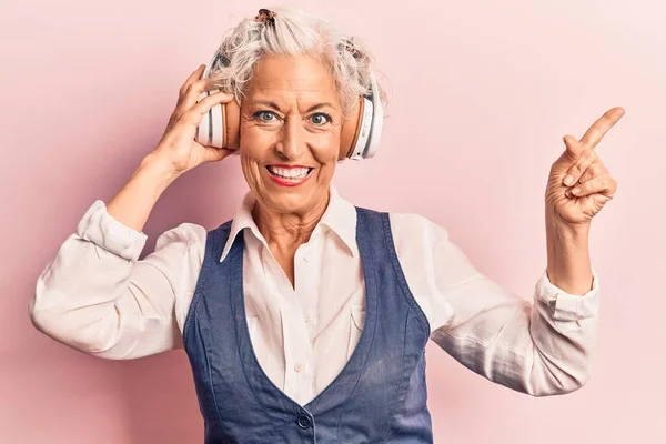 Старша Сіро Волохата Жінка Слухає Музику Використовуючи Навушники Посміхаючись Щасливо — стокове фото