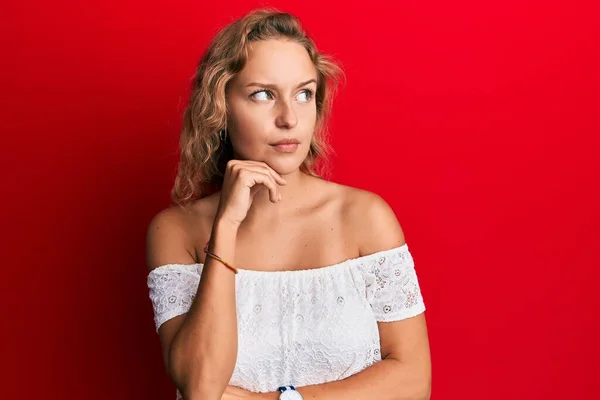 Schöne Kaukasische Frau Die Lässige Kleidung Über Rotem Hintergrund Trägt — Stockfoto