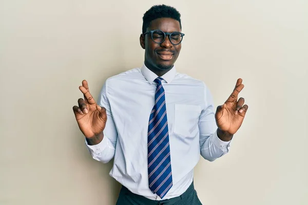 Όμορφος Μαύρος Άνδρας Που Φοράει Γυαλιά Επαγγελματική Μπλούζα Και Γραβάτα — Φωτογραφία Αρχείου