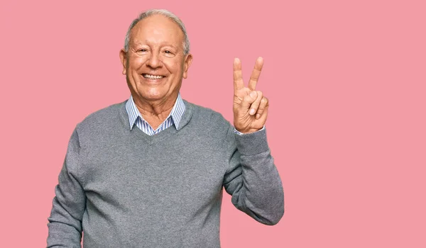 Hombre Caucásico Mayor Vistiendo Ropa Casual Sonriendo Con Cara Feliz —  Fotos de Stock