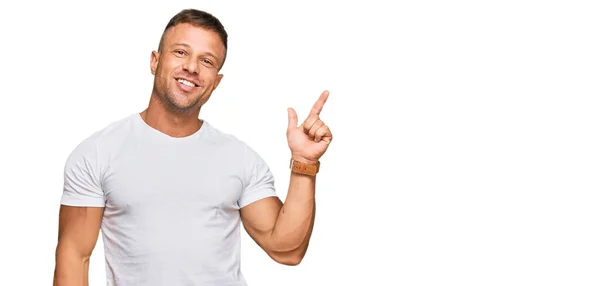 Bonito Homem Musculoso Vestindo Camiseta Branca Casual Com Grande Sorriso — Fotografia de Stock