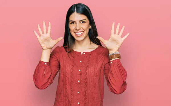 Молода Іспаномовна Жінка Повсякденному Одязі Показуючи Вказуючи Пальцями Номер Десять — стокове фото