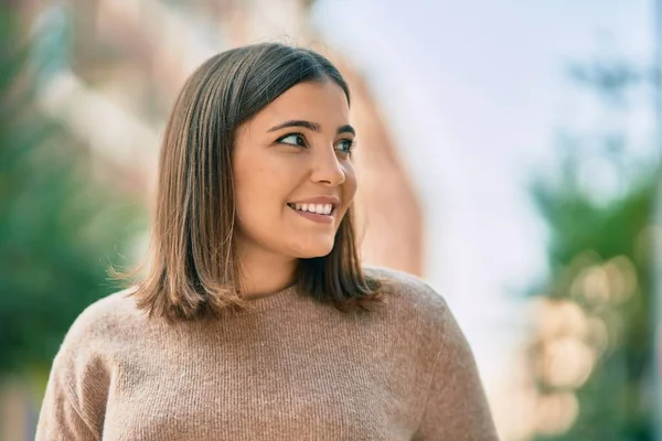 Jovem Hispânica Sorrindo Feliz Cidade — Fotografia de Stock