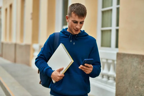 Joven Estudiante Rubio Usando Teléfono Inteligente Con Portátil Universidad —  Fotos de Stock