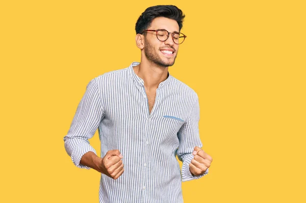 Gündelik Kıyafetler Gözlük Takan Genç Yakışıklı Adam Çok Mutlu Heyecanlı — Stok fotoğraf