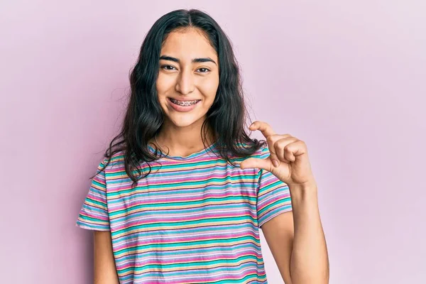 Spaanse Tiener Meisje Met Gebitsbeugels Dragen Casual Kleding Glimlachend Zelfverzekerd — Stockfoto