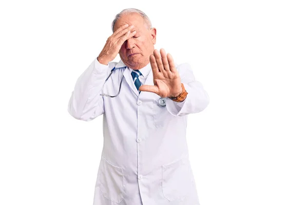 Senior Stilig Gråhårig Man Klädd Läkare Rock Och Stetoskop Täcker — Stockfoto