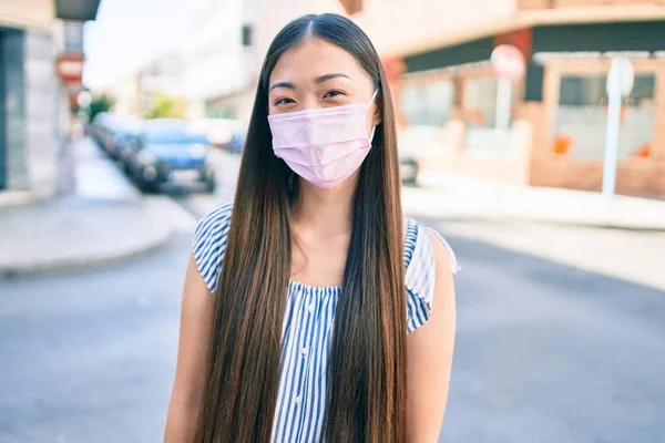 Молодая Китаянка Медицинской Маске Ходит Улицам Города — стоковое фото