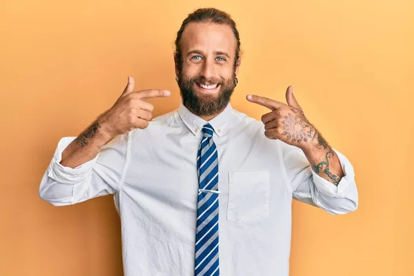 Homem Bonito Com Barba Cabelos Longos Vestindo Roupas Negócios Sorrindo — Fotografia de Stock