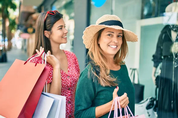 Mooie Latijns Amerikaanse Moeder Dochter Glimlachen Gelukkig Winkelen Stad — Stockfoto