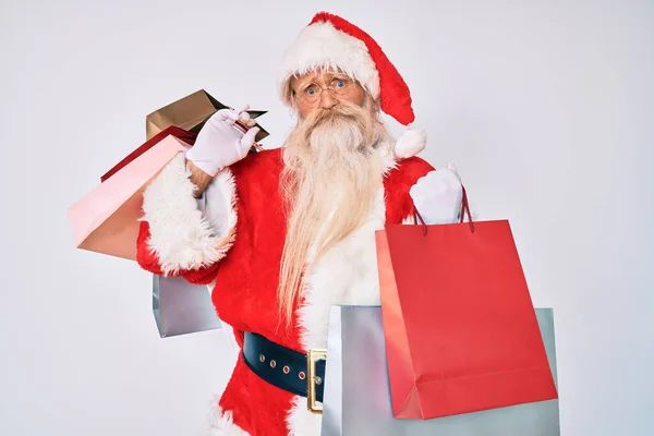 머리에 산타클 라우스를 쇼핑백을 우울하게 두려움에 있었다 — 스톡 사진