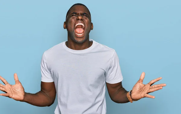 Sıradan Beyaz Tişörtler Giyen Genç Afro Amerikalı Adam Başarının Çılgınlığını — Stok fotoğraf