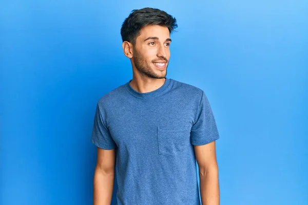 Young Handsome Man Wearing Casual Tshirt Blue Background Looking Side — Stok fotoğraf