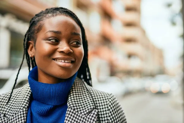 Jovem Mulher Negócios Afro Americana Sorrindo Feliz Cidade — Fotografia de Stock