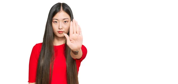 Jonge Chinese Vrouw Casual Kleding Doen Stoppen Met Zingen Met — Stockfoto