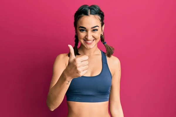 Chica Morena Joven Con Ropa Deportiva Trenzas Haciendo Pulgares Felices — Foto de Stock