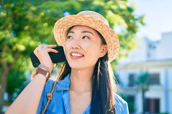 Молодая Китайская Туристка Разговаривает Смартфону Улице Города — стоковое фото