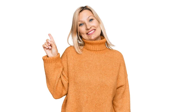 Mujer Caucásica Mediana Edad Que Usa Suéter Invierno Casual Apuntando — Foto de Stock