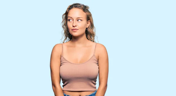 Mooie Blanke Vrouw Dragen Casual Kleding Glimlachen Kijken Naar Zijkant — Stockfoto