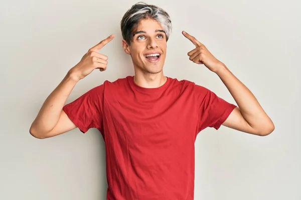Joven Hombre Hispano Usando Ropa Casual Sonriendo Apuntando Cabeza Con —  Fotos de Stock