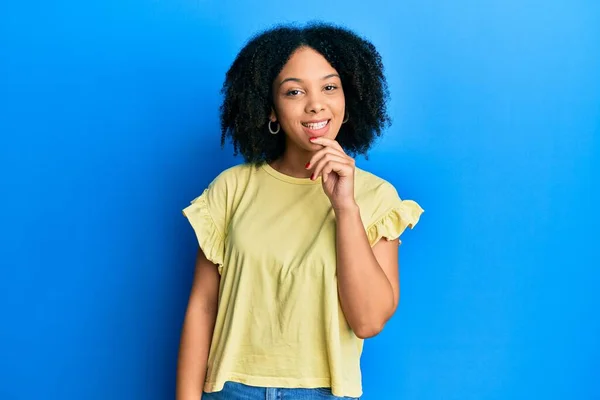 Giovane Ragazza Afroamericana Indossa Abiti Casual Guardando Fiducioso Alla Fotocamera — Foto Stock