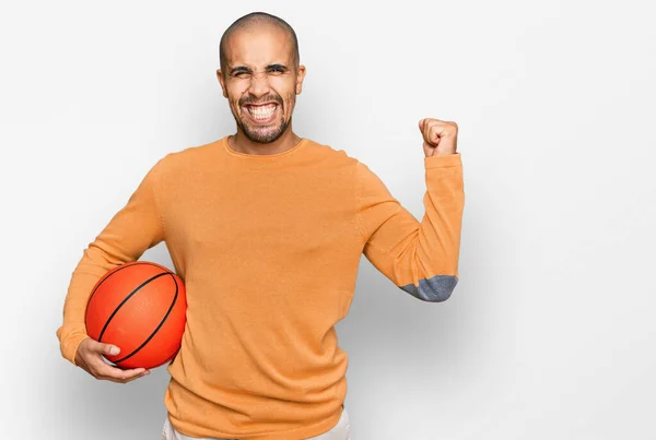 Hispanik Pria Dewasa Memegang Bola Basket Berteriak Bangga Merayakan Kemenangan — Stok Foto