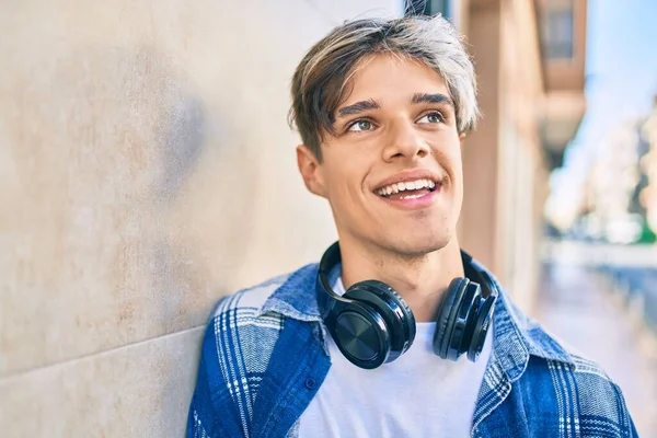 Jonge Spaanse Man Lacht Gelukkig Met Behulp Van Koptelefoon Stad — Stockfoto