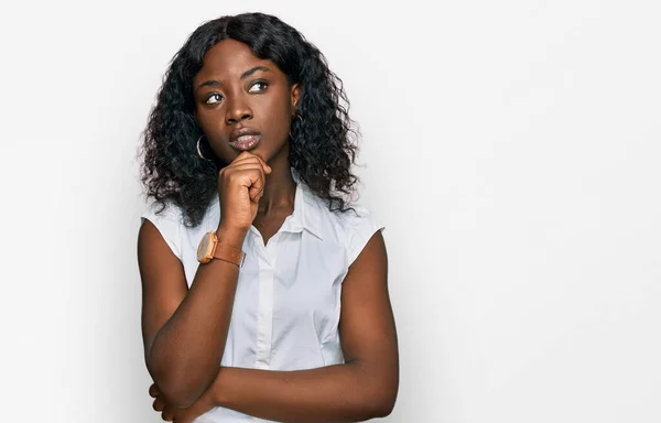 Vacker Afrikansk Ung Kvinna Bär Casual Kläder Med Hand Haka — Stockfoto