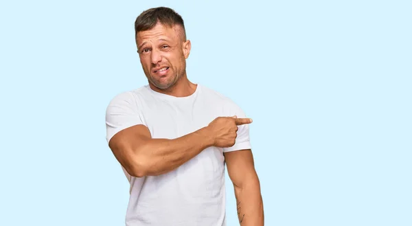 Hombre Musculoso Guapo Con Camiseta Blanca Casual Señalando Lado Preocupado — Foto de Stock