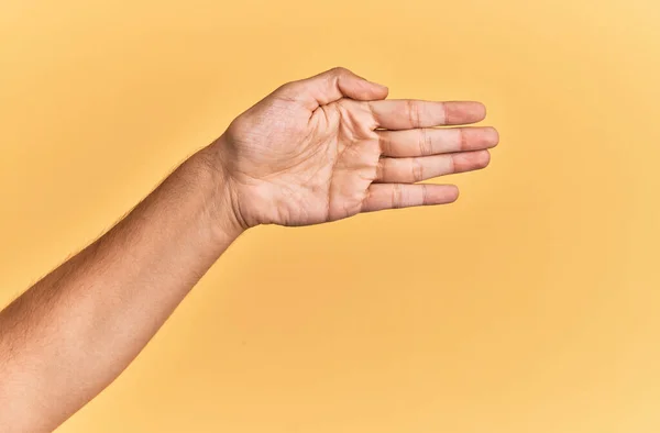 黄色の孤立した背景ストレッチと握手のためのオープン手で手を伸ばして ヤシを示す — ストック写真