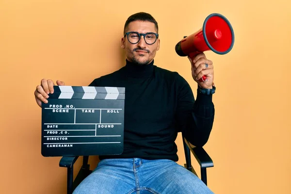 Bell Uomo Con Tatuaggi Che Tengono Clapboard Film Video Megafono — Foto Stock