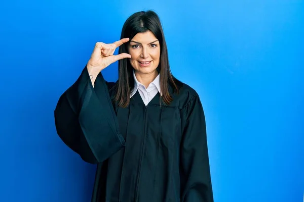 Young Hispanic Woman Wearing Judge Uniform Smiling Confident Gesturing Hand — 图库照片