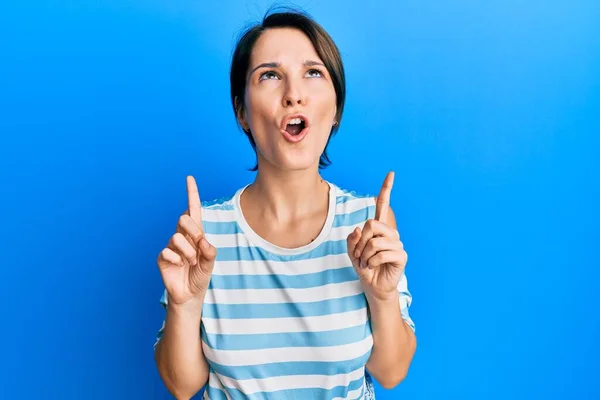 Mujer Morena Joven Con Pelo Corto Con Casual Rayas Camiseta — Foto de Stock