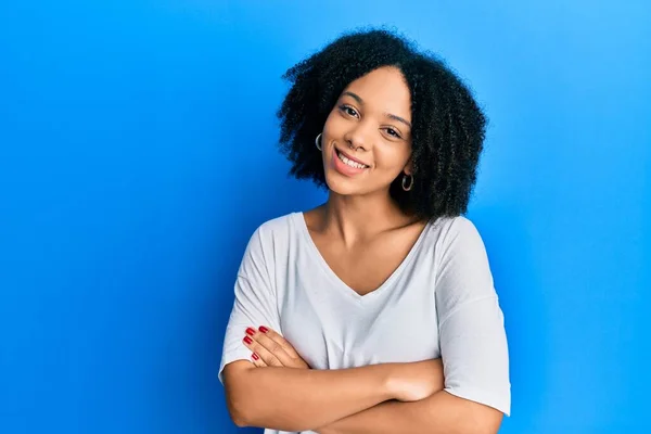 Ung Afrikansk Amerikansk Flicka Klädd Avslappnad Vit Shirt Glad Ansikte — Stockfoto