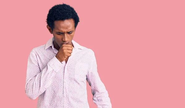 Homem Bonito Africano Vestindo Camisa Rosa Casual Sentindo Mal Tosse — Fotografia de Stock