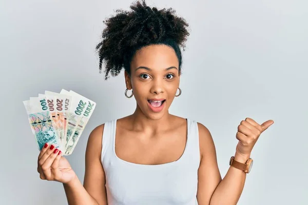 Jong Afrikaans Amerikaans Meisje Houden Tsjechisch Koruna Bankbiljetten Wijzen Duim — Stockfoto