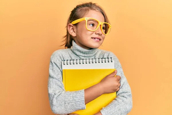 Klein Mooi Meisje Draagt Een Bril Houdt Boeken Vast Glimlachend — Stockfoto