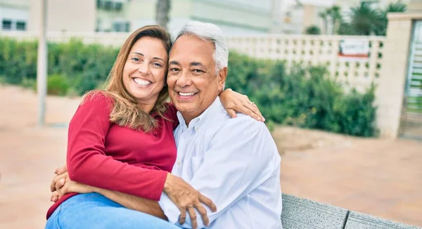 Orta Yaşlı Spanyol Çift Mutlu Bir Şekilde Sırıtıyor Bankta Oturuyor — Stok fotoğraf
