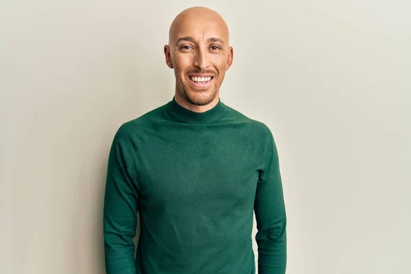 Homem Careca Com Barba Vestindo Camisola Gola Alta Casual Com — Fotografia de Stock