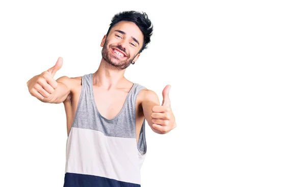 Ung Latinamerikansk Man Klädd Avslappnade Kläder Godkänner Gör Positiv Gest — Stockfoto