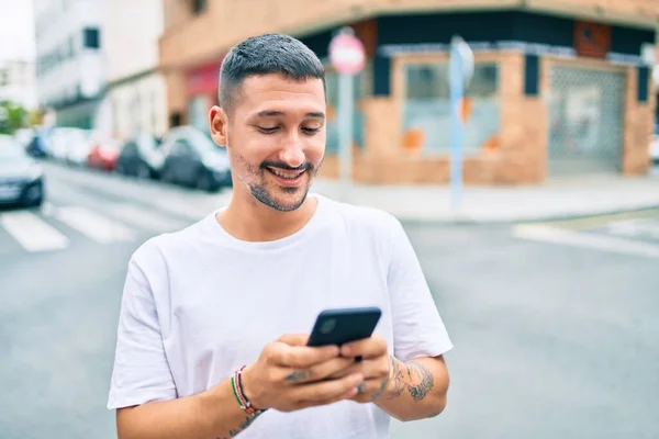 Junger Hispanischer Mann Lächelt Glücklich Mit Smartphone Auf Der Straße — Stockfoto