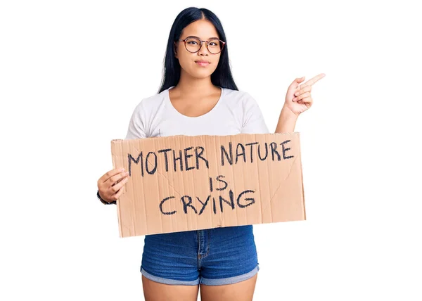 Jovem Bela Menina Asiática Segurando Mãe Natureza Está Chorando Protesto — Fotografia de Stock