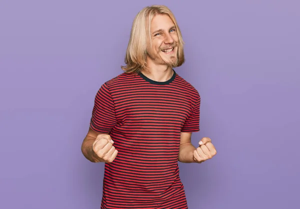 Caucasian Man Blond Long Hair Wearing Casual Striped Shirt Very — 스톡 사진